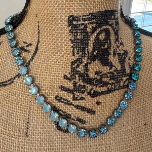 NWT Elegant Blue Swarovski Crystal Necklace 💙